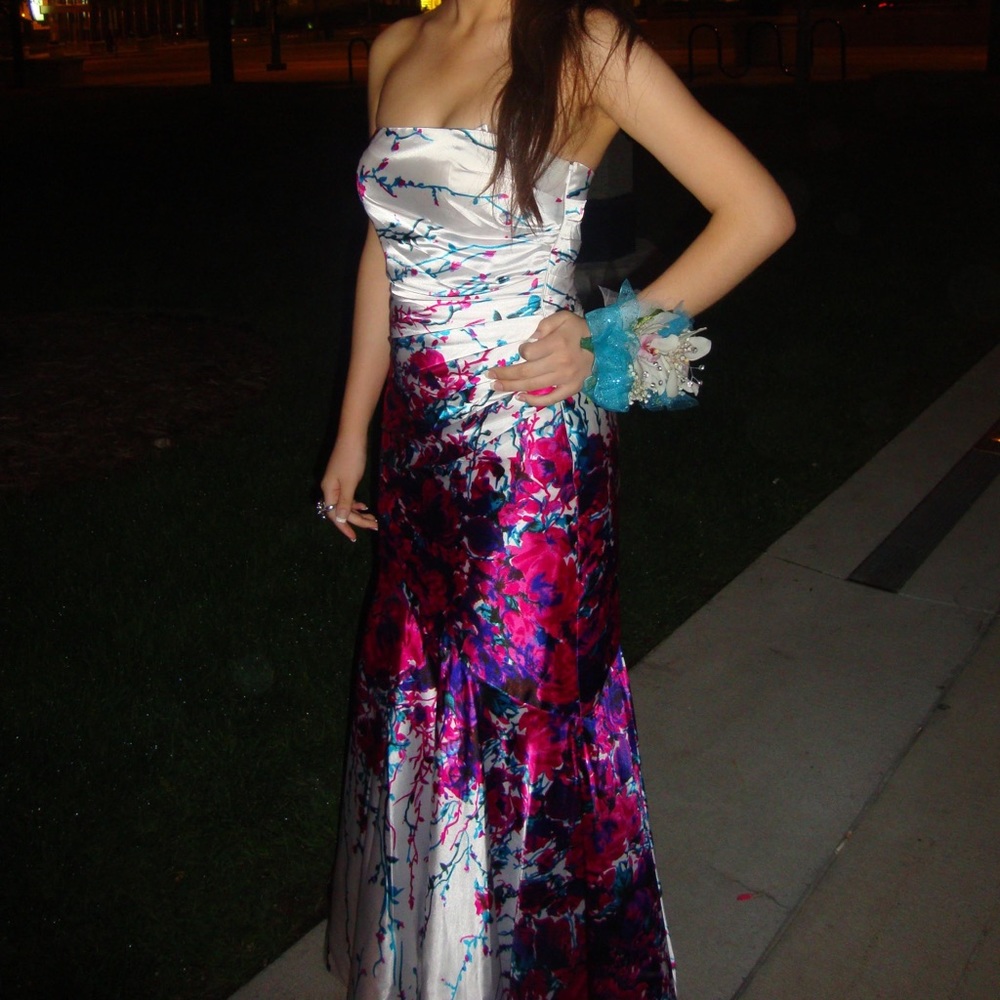 Camile La Vie White Dress with Flowers /Vine Print